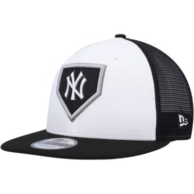 MLB White/Black New York Yankees 2022 Clubhouse Trucker 9FIFTY Snapback Hat