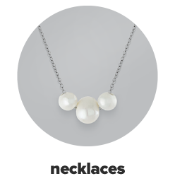 A silver necklace with three pearls. Necklaces.