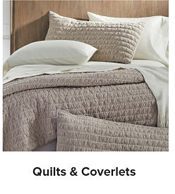 Beige quilt. Quilts and coverlets. 