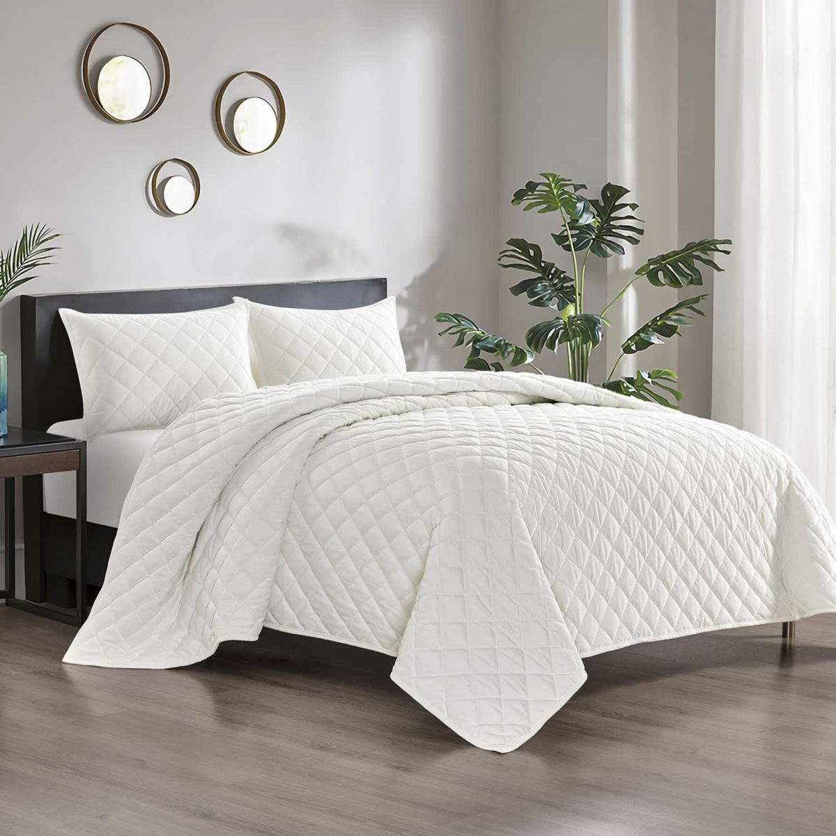 Pointehaven Luxury Diamond Velvet Quilt Set