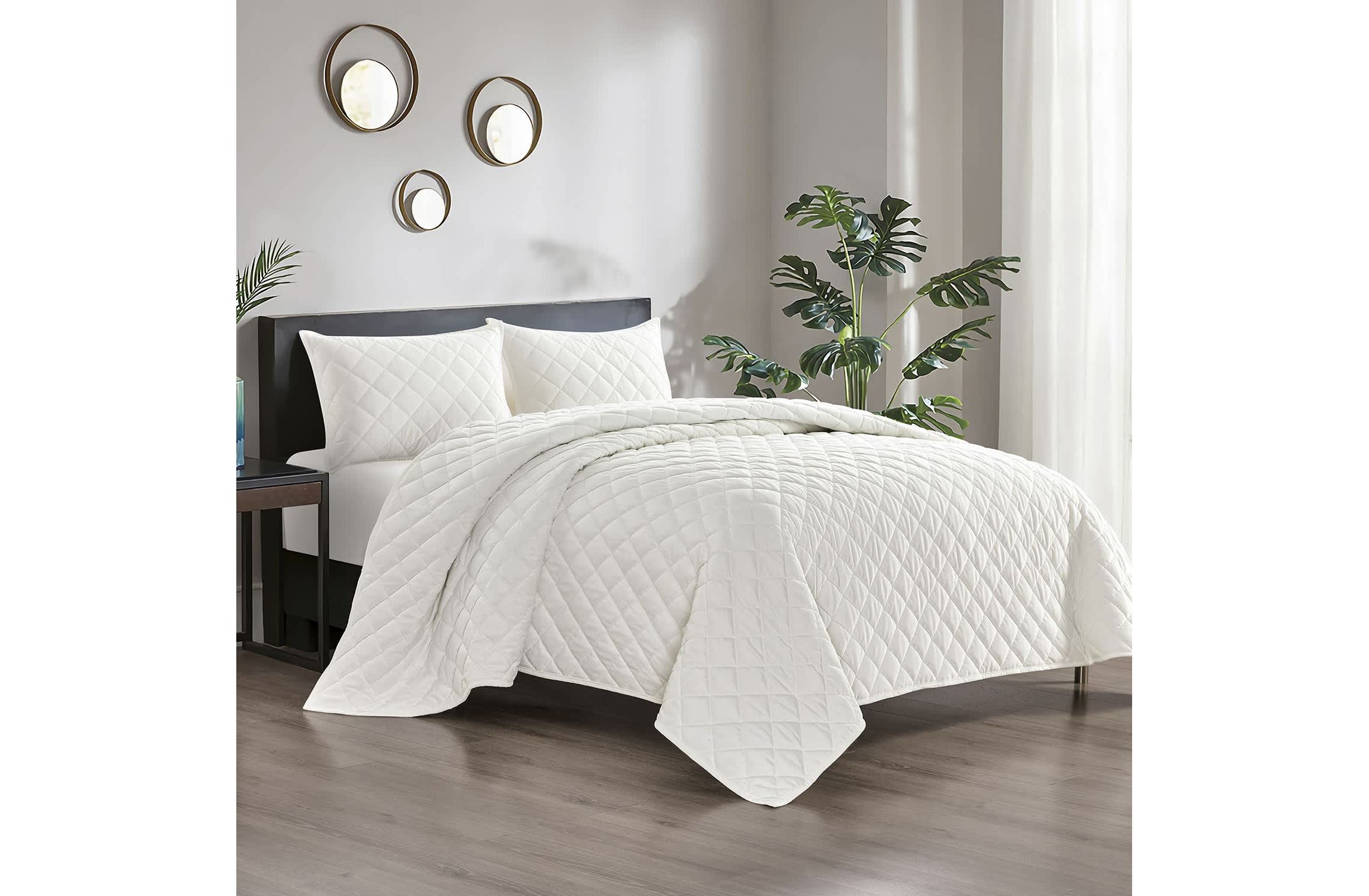 Pointehaven Luxury Diamond Velvet Quilt Set