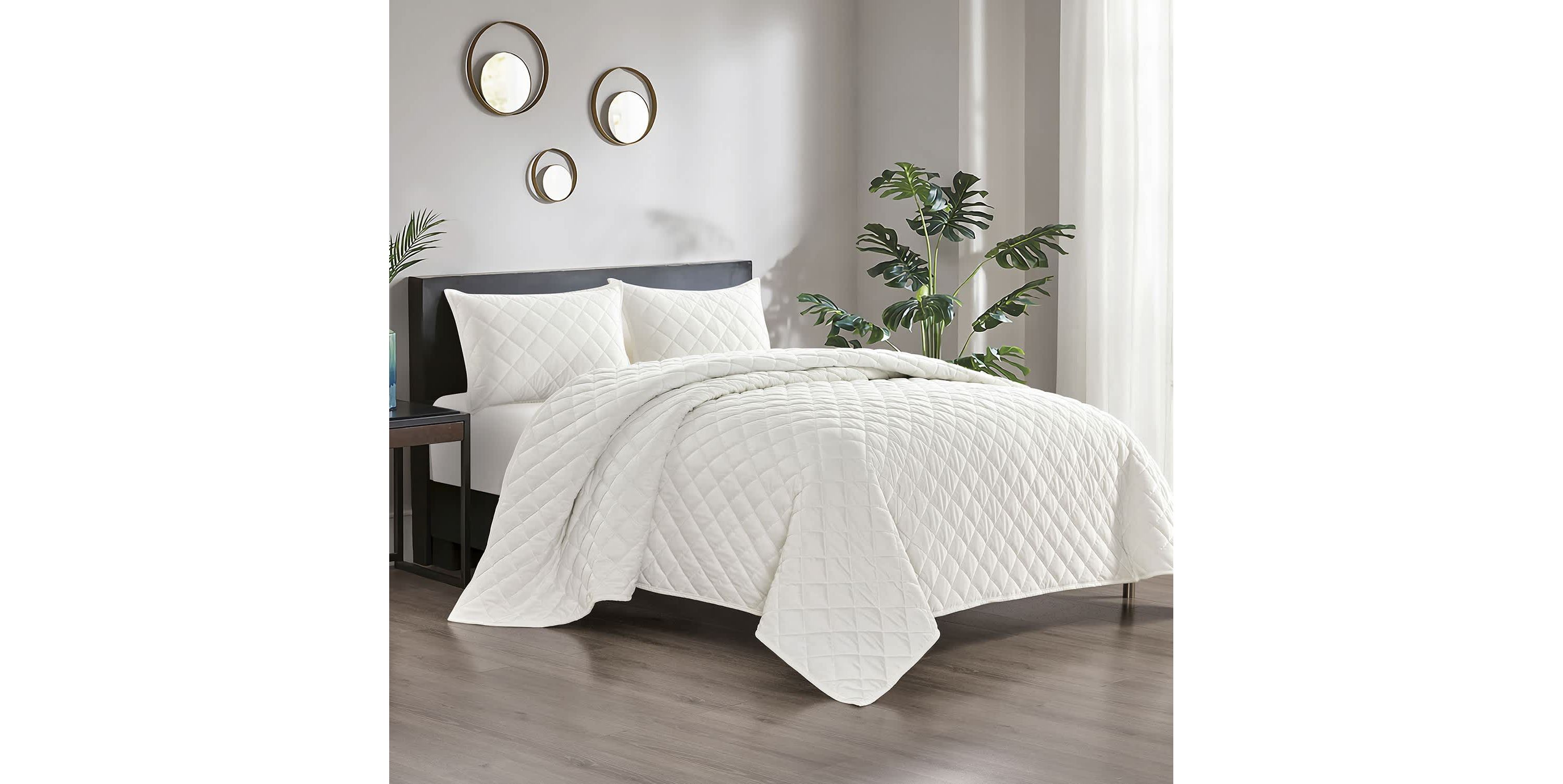 Pointehaven Luxury Diamond Velvet Quilt Set
