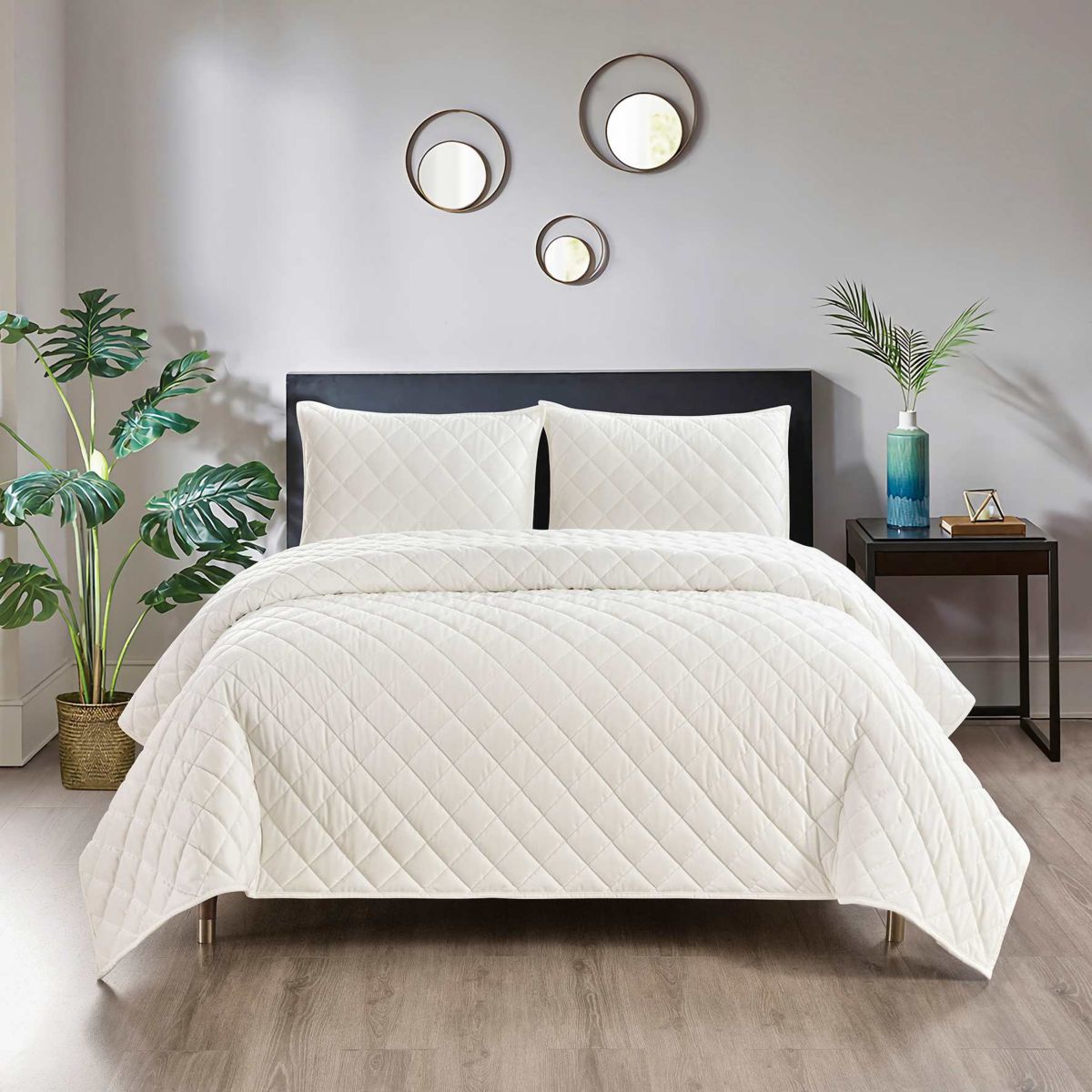 Pointehaven Luxury Diamond Velvet Quilt Set