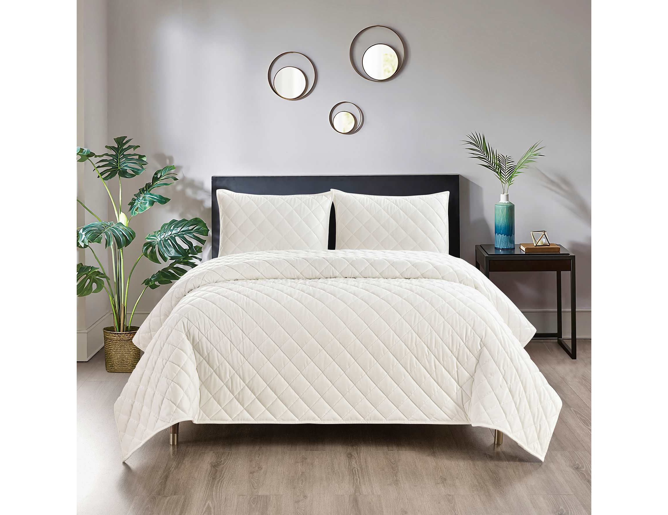 Pointehaven Luxury Diamond Velvet Quilt Set