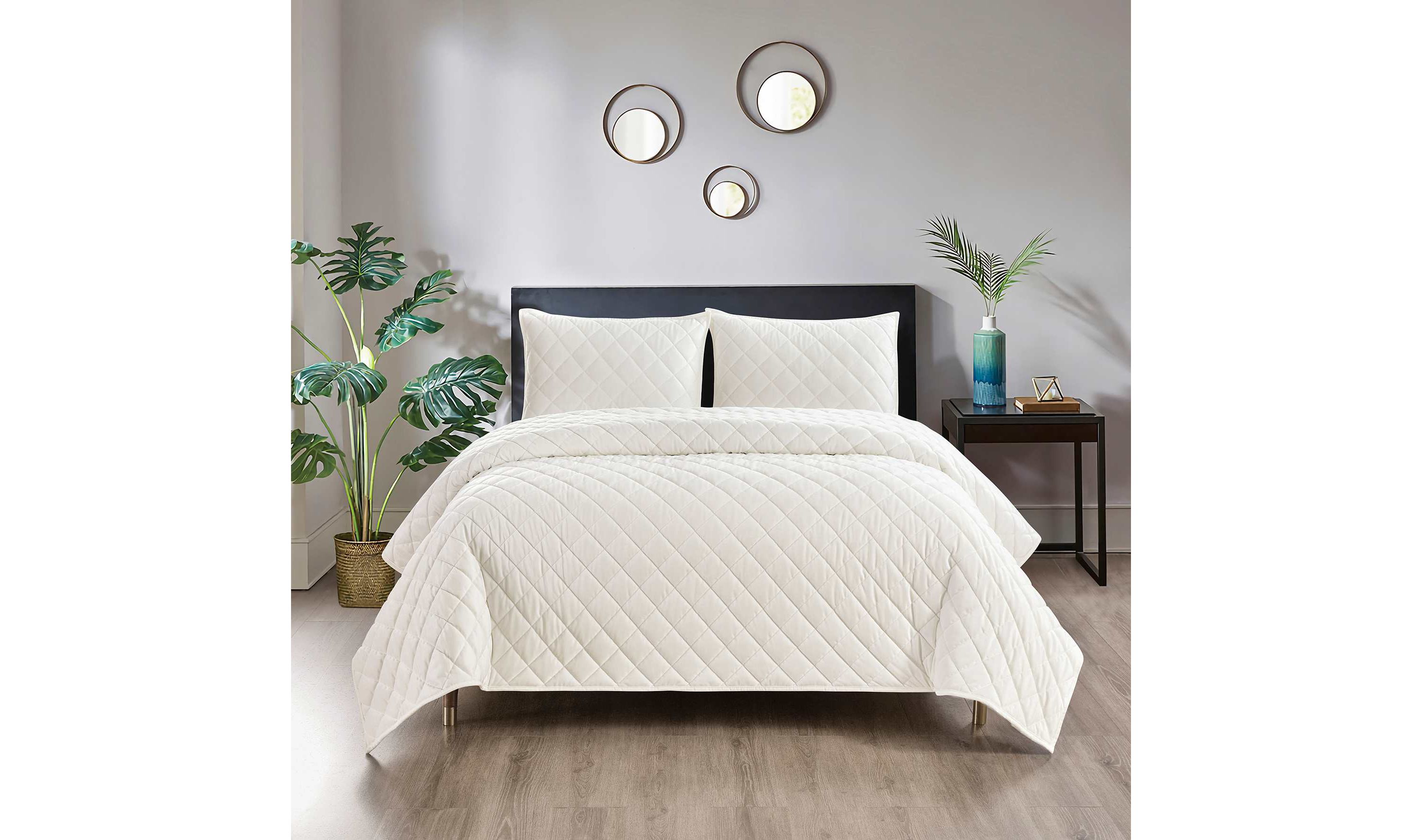 Pointehaven Luxury Diamond Velvet Quilt Set