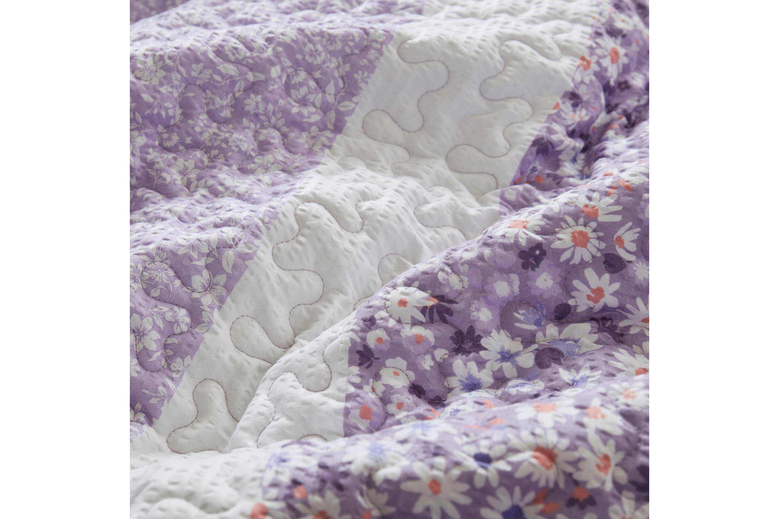 Caralie 4 Piece Seersucker Quilt Set with Throw