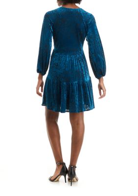 Women's Long Sleeve V-Neck Tiered Velvet Dress