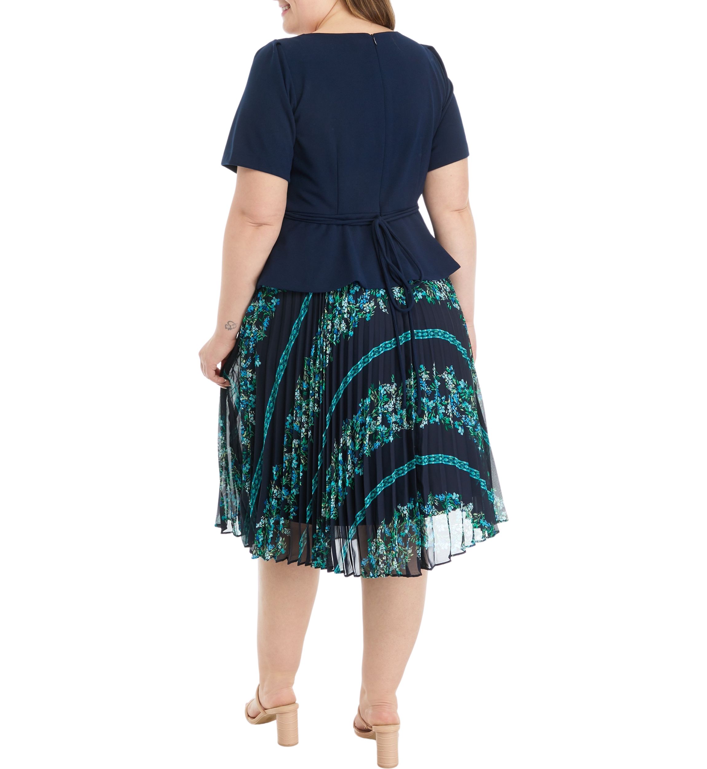 Plus Size Short Sleeve Round Neck Printed Crepe Fit and Flare Dress