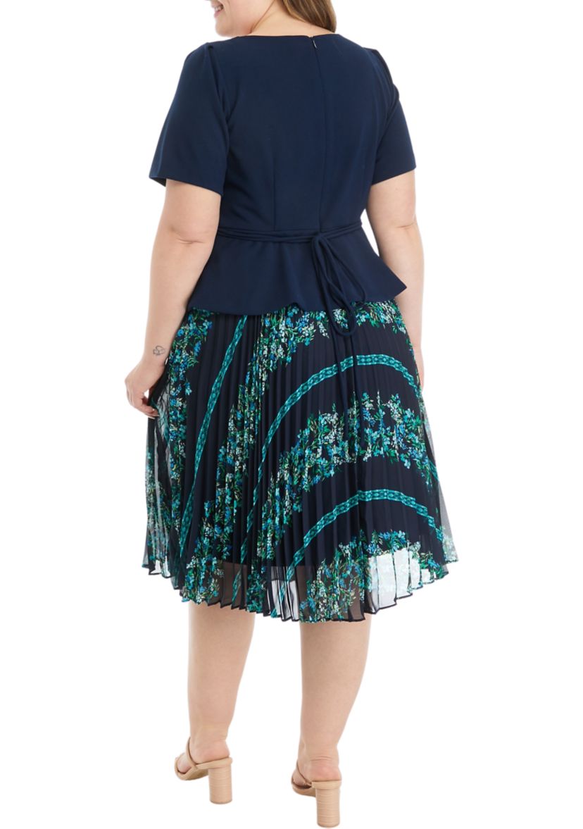 Plus Size Short Sleeve Round Neck Printed Crepe Fit and Flare Dress