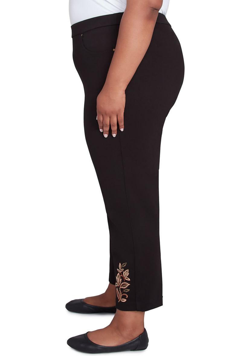 Plus Size Rue Rivoli Embroidery Leaf Short Pants