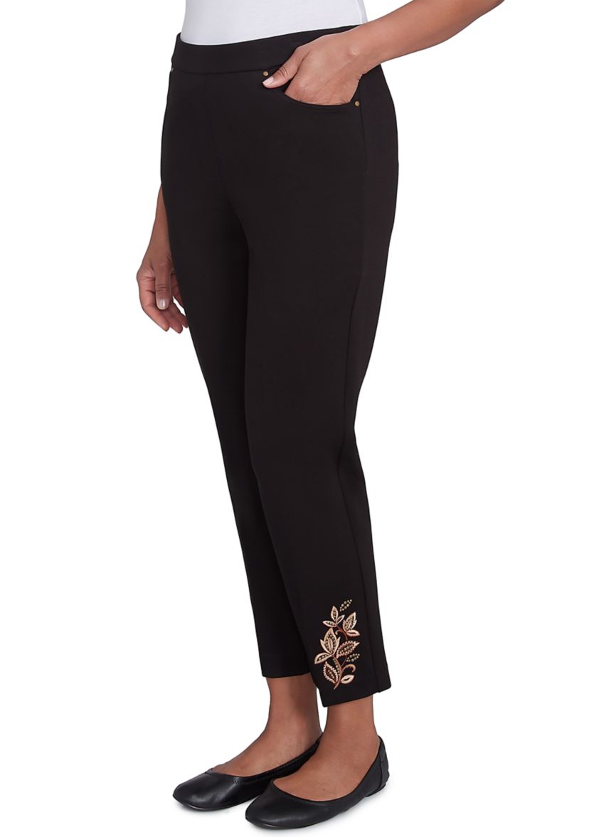 Petite Rue Rivoli Embroidery Leaf Short Pants