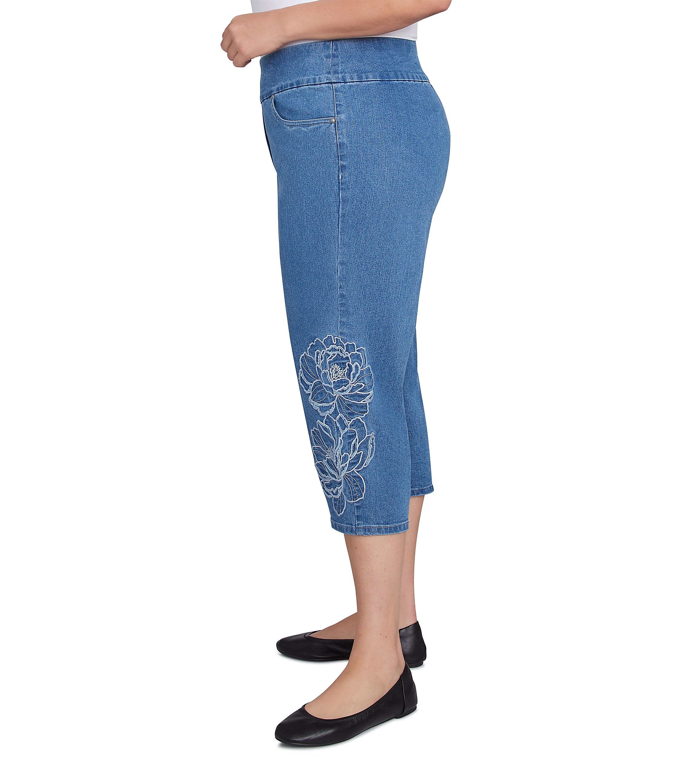 Plus Size Free Spirit Floral Appliqué Capri Pants