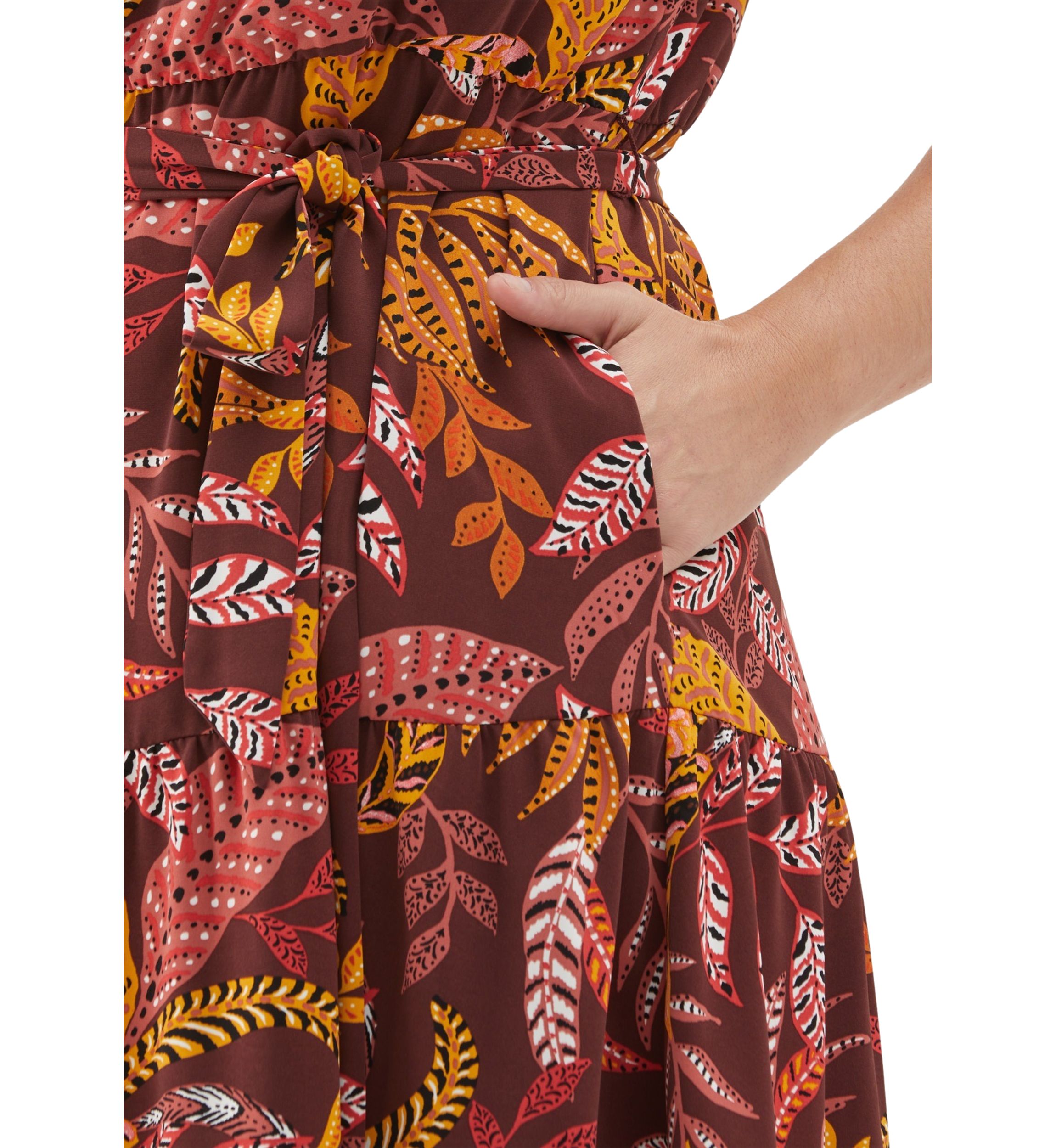 Plus Size Leaf Printed Belted Sleeveless Dress