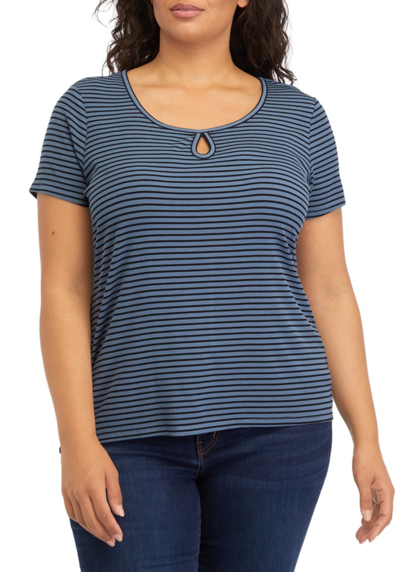 Plus Size Short Sleeve Scoop Neck T-Shirt with Keyhole
