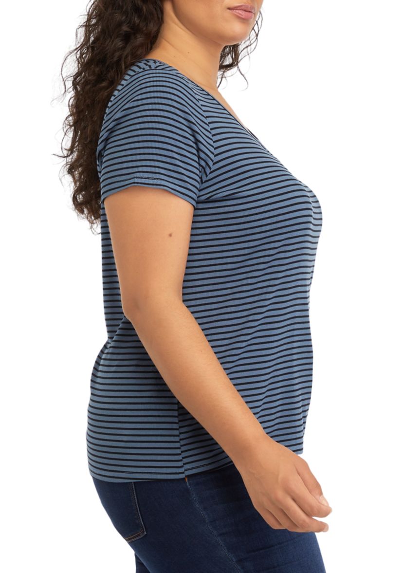 Plus Size Short Sleeve Scoop Neck T-Shirt with Keyhole