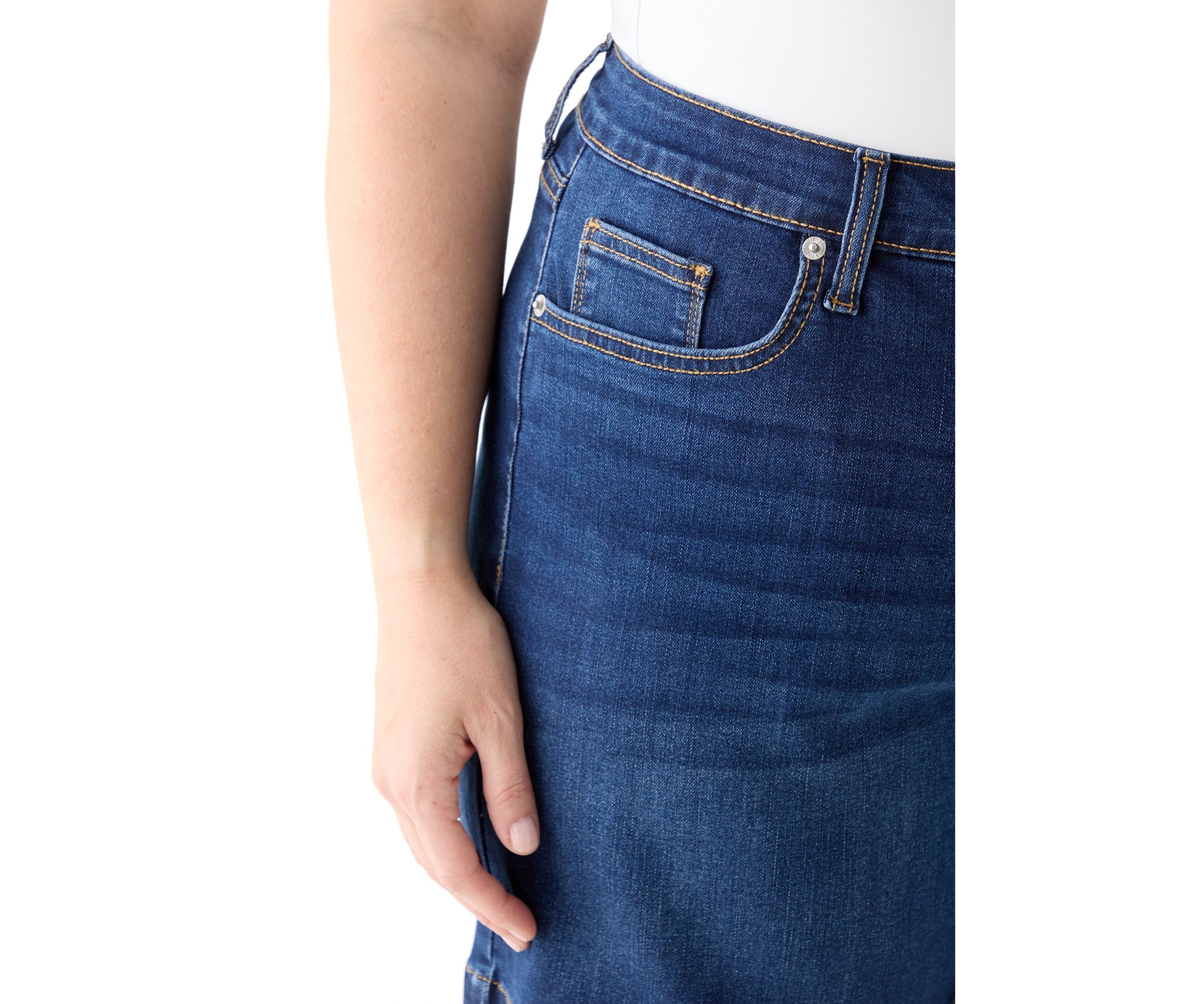 Plus Size High Rise 7" Relaxed Shorts