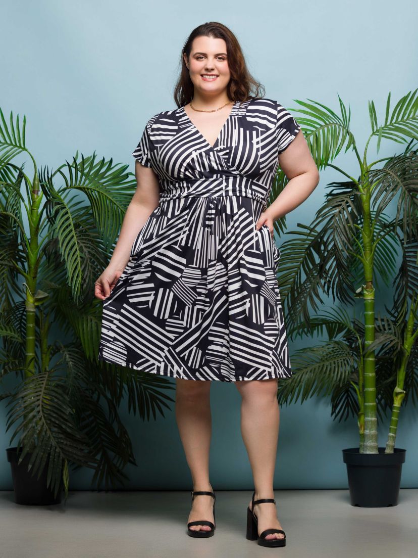 Plus Size Cap Sleeve Black and White V Neck Knee Length Pocket Dress