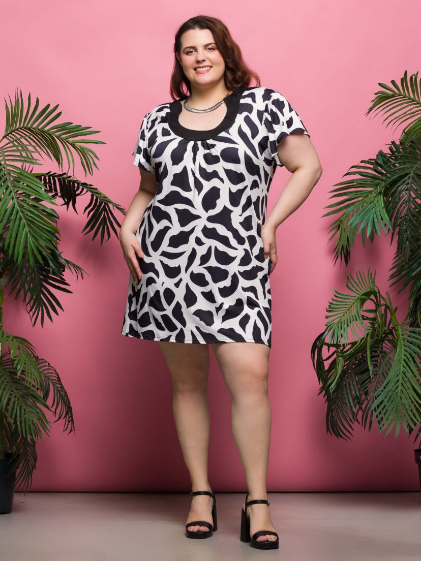 Plus Size Black and White Short Sleeve Scoop Neck Mini Dress