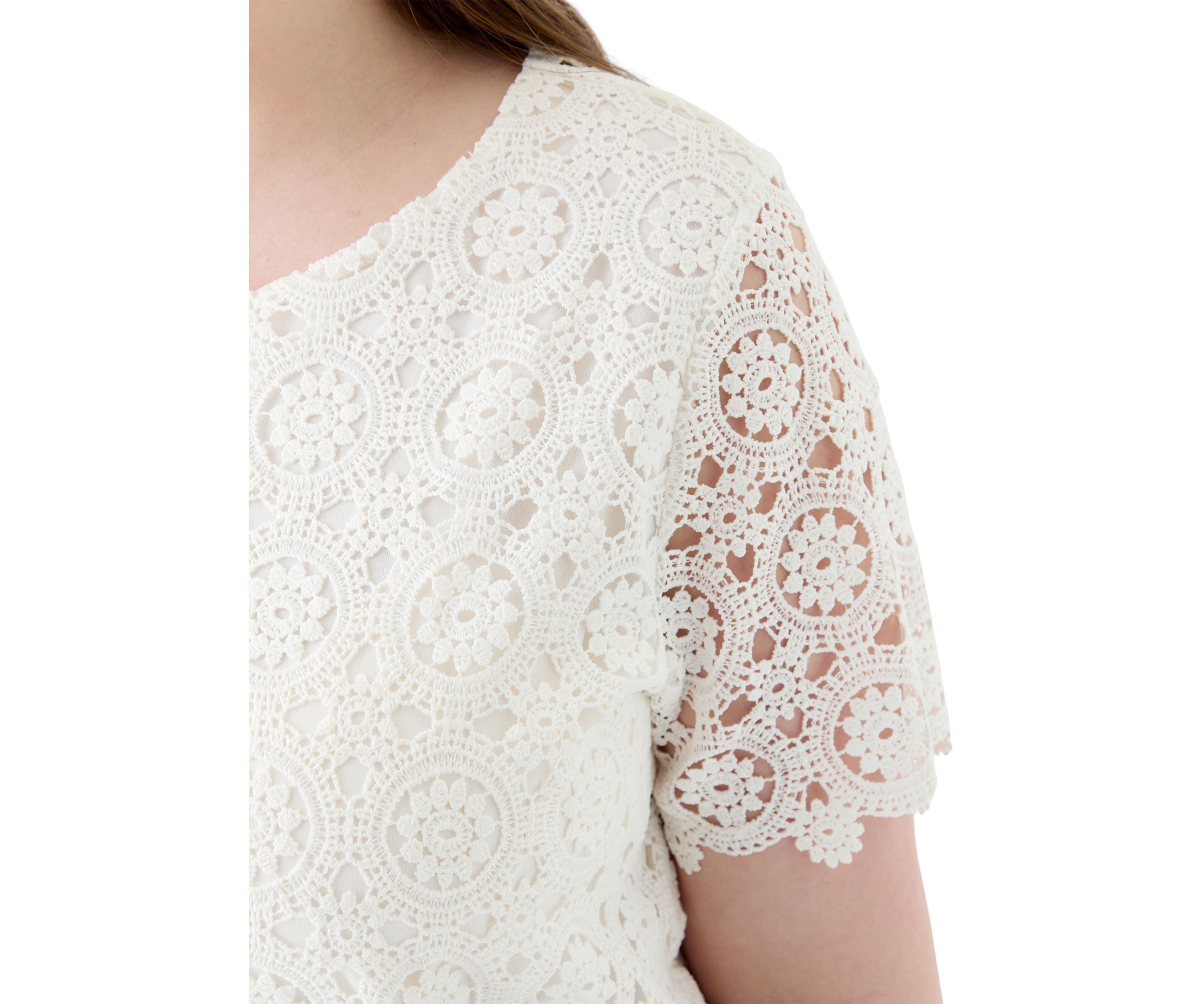 Plus Size Medallion Lace Short Sleeve Top