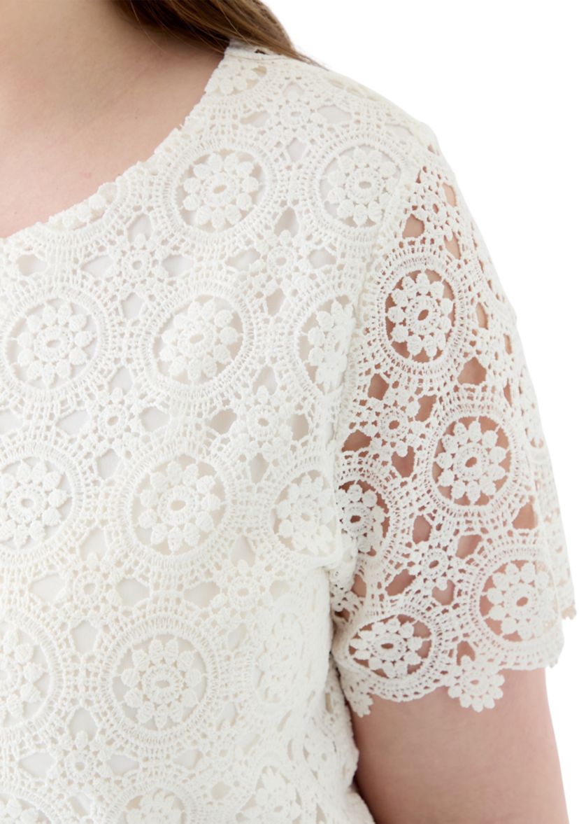 Plus Size Medallion Lace Short Sleeve Top