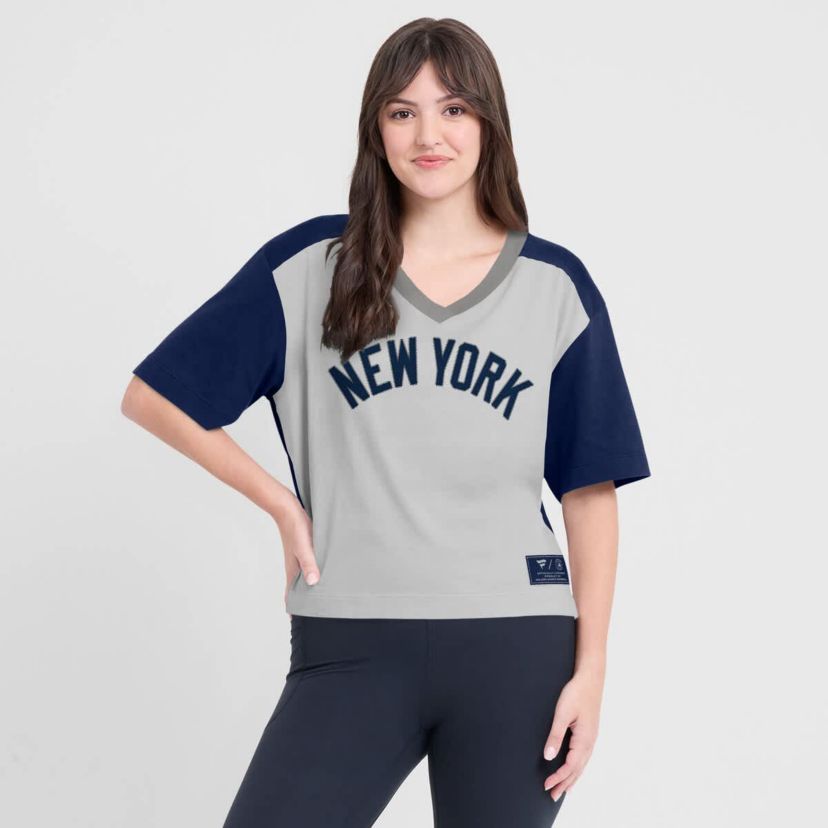 MLB Fanatics New York Yankees Oversized Race To Win V-Neck T-Shirt