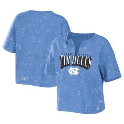 WEAR by Erin Andrews NCAA Carolina North Carolina Tar Heels Bleach Wash Splatter Cropped Notch Neck T-Shirt, Light Blue, Medium