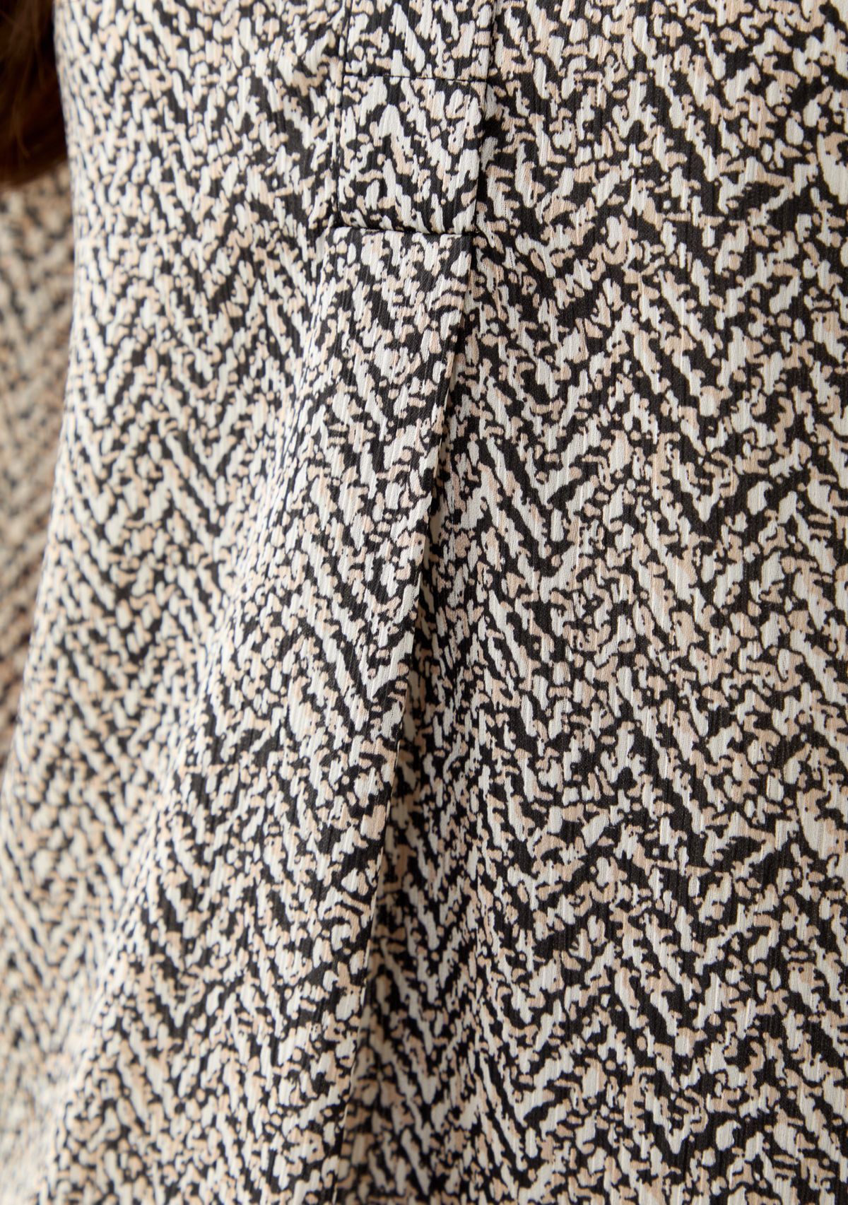 Petite Abstract Print V-Neck Pleat Front Blouse