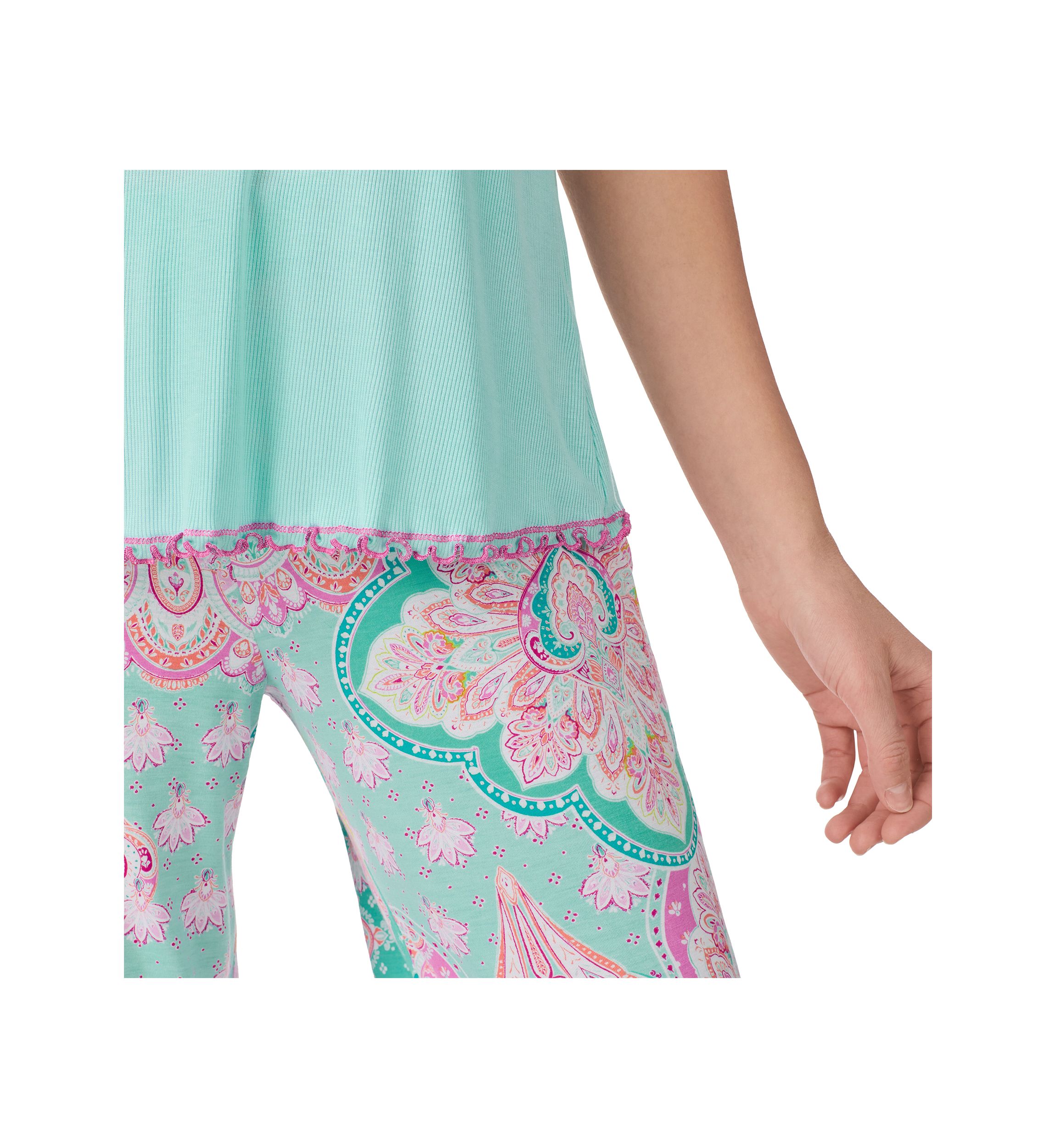 Solid Short Sleeve T-Shirt and Cropped Printed Pants Pajama Set