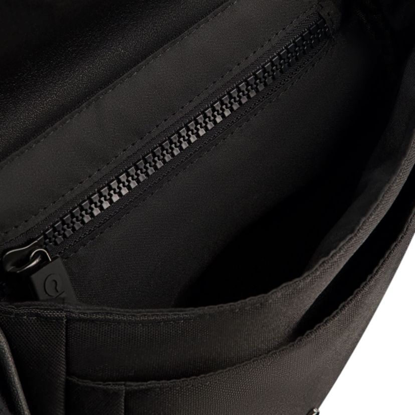 Crocs Classic Crocssbody with front flap