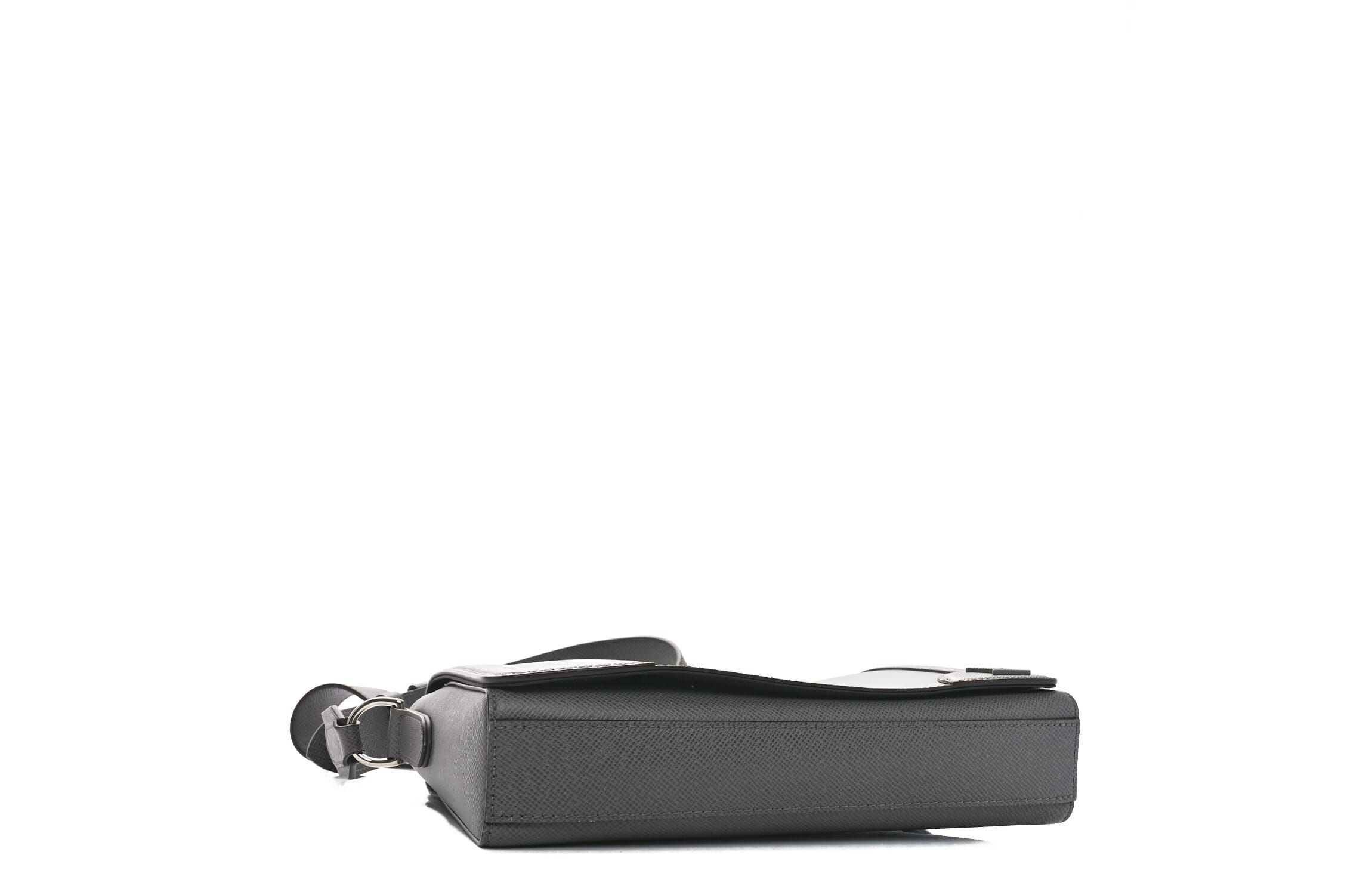 Louis Vuitton Taiga New Flap Messenger Gris -FINAL SALE NO RETURNS