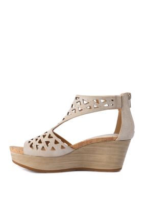 Bare traps sale sandals belk