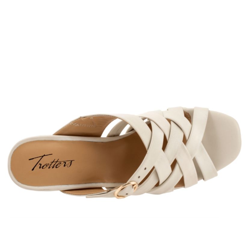 A strappy sandal with a chunky heel, the Lauri goes on easy and looks great. Surround your feet in the comfort of the Lunas full leather lining and cushioned footbed.