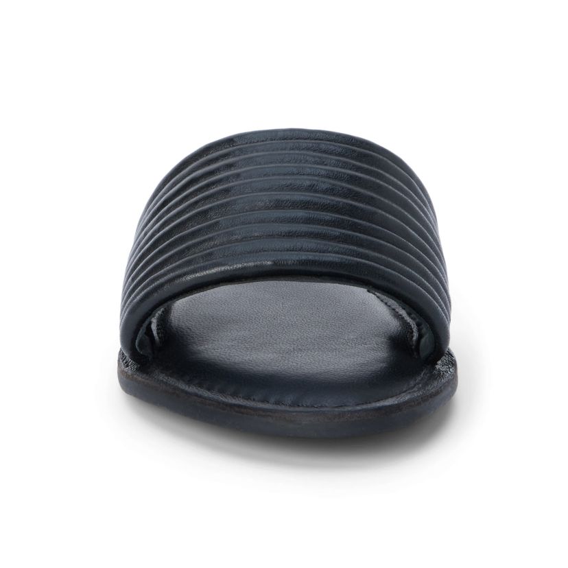 Flat one band sandal with ribbed detail.