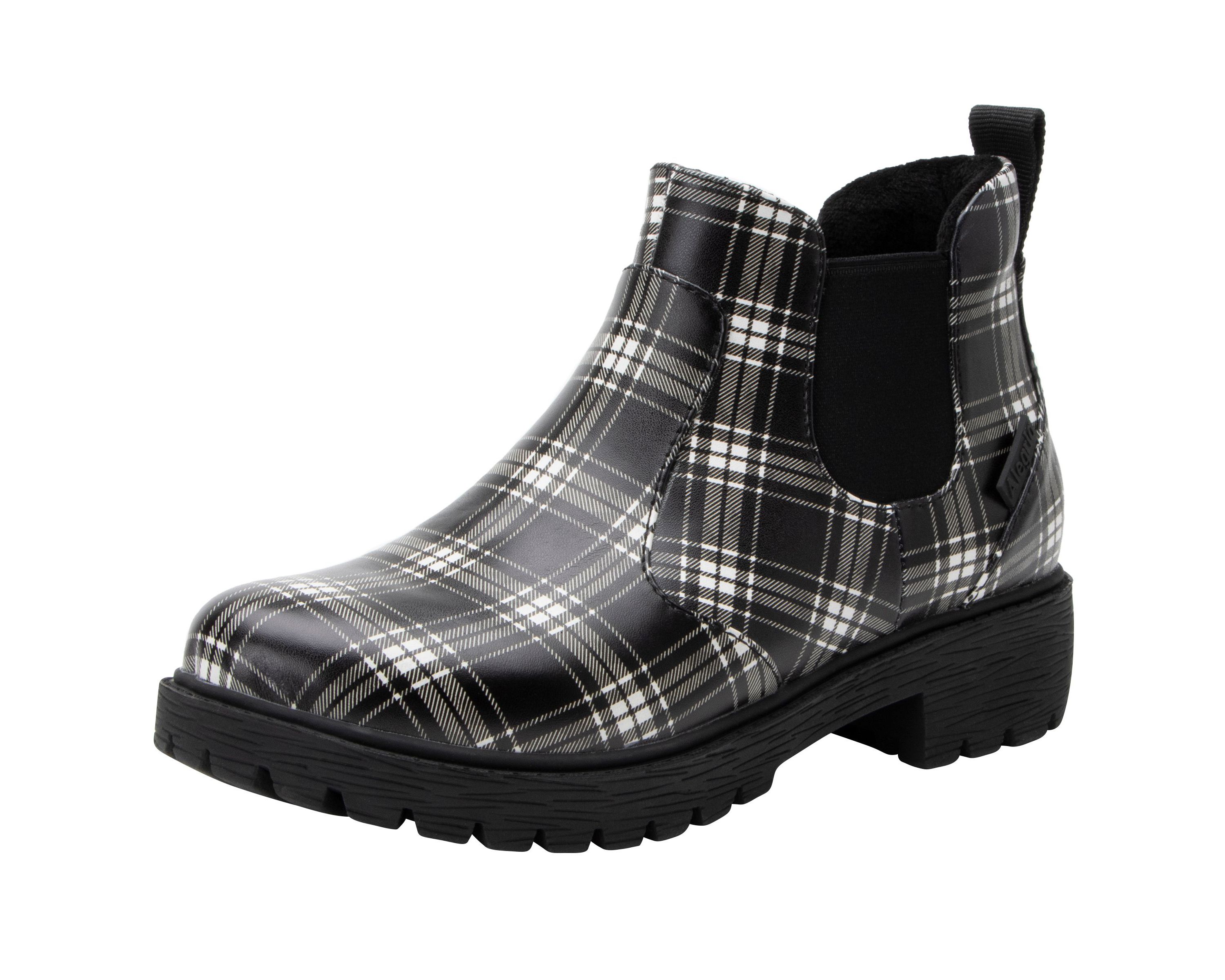 Rowen Black Chelsea Boots