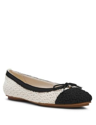 Anne Klein Women's Luci Crochet Ballet Flat, 5.5M