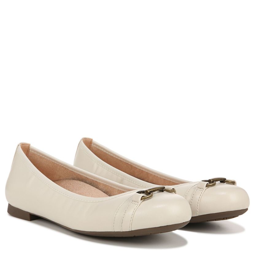 Delanie Flat