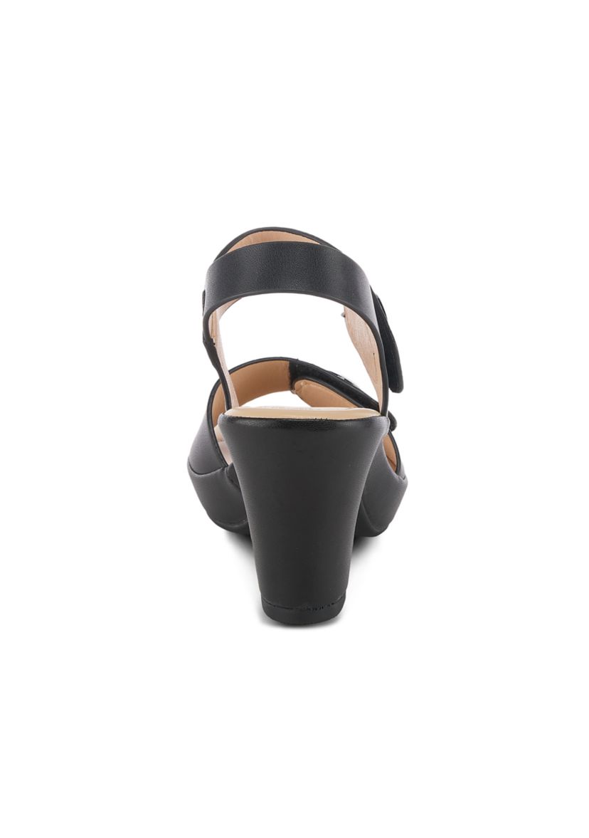 Della Sandals