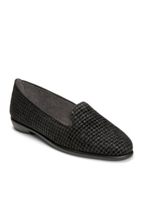 Betunia Closed Toe Flat