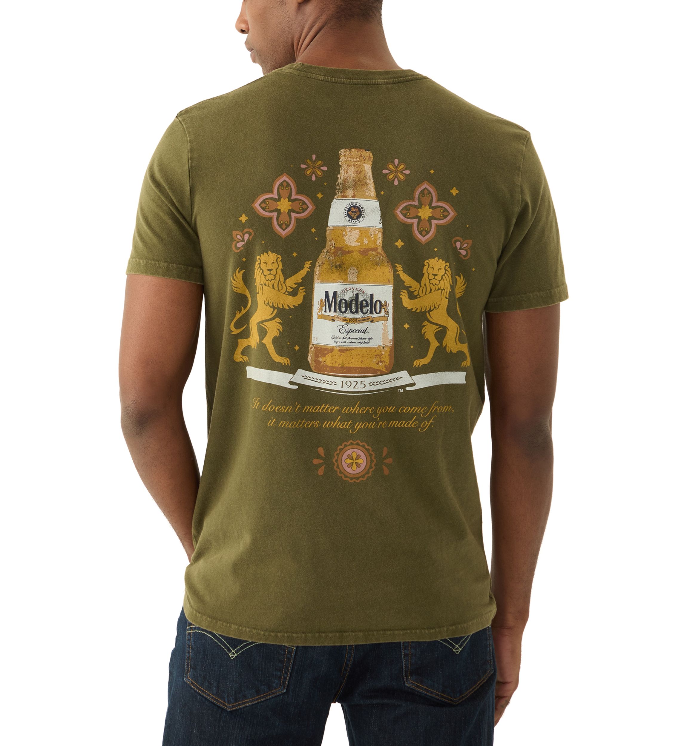 Modelo Bottle Graphic T-Shirt