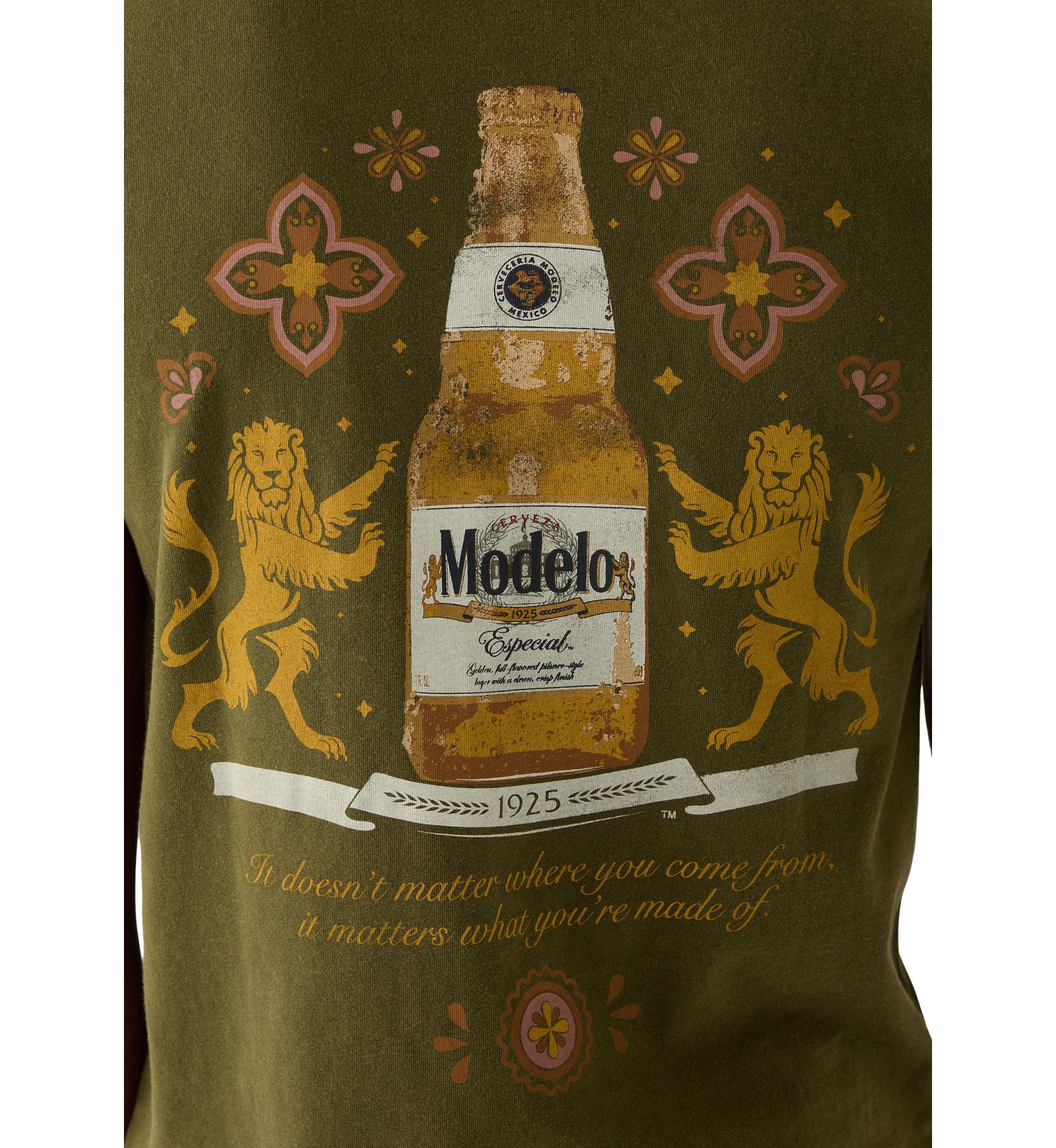 Modelo Bottle Graphic T-Shirt