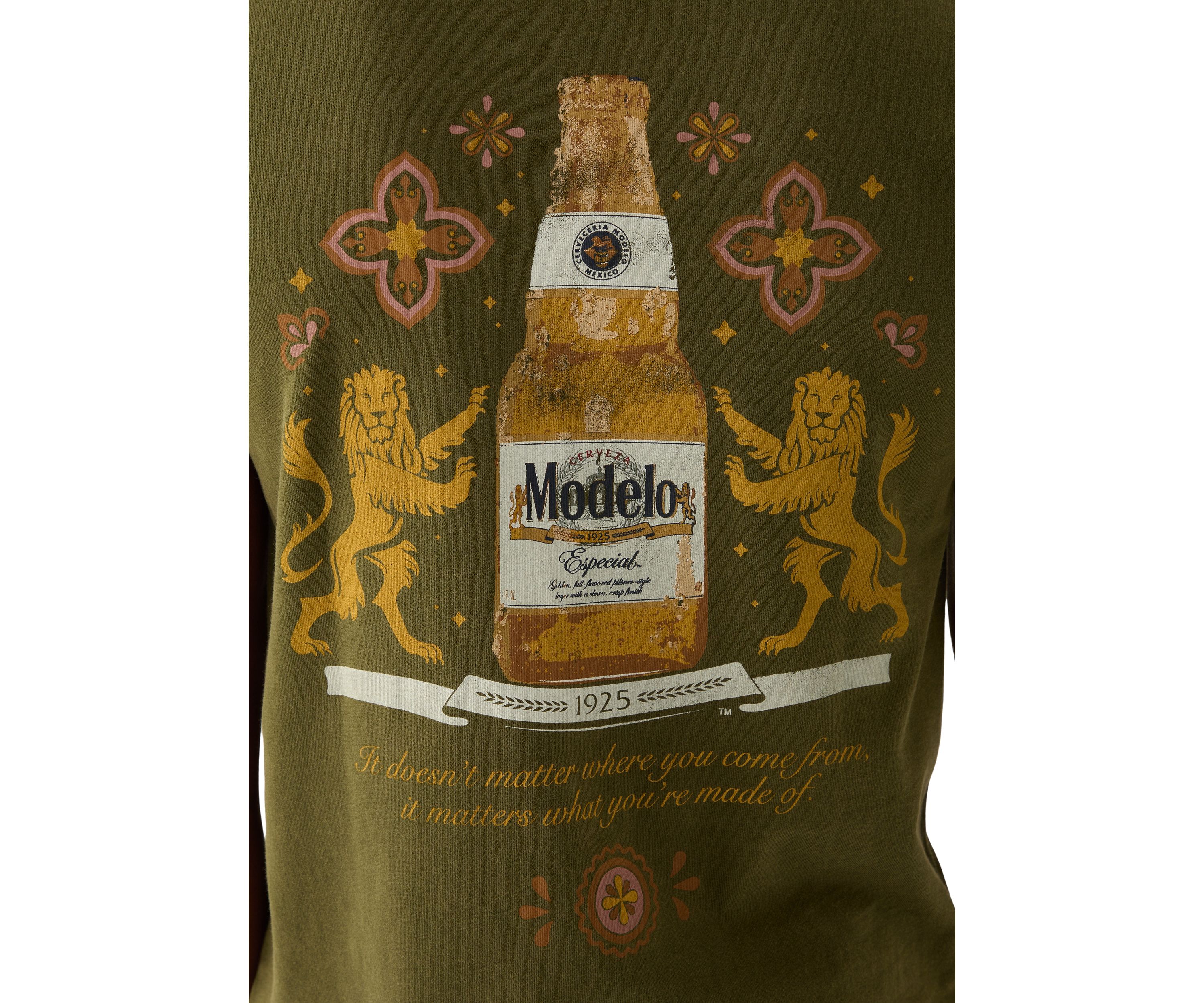 Modelo Bottle Graphic T-Shirt