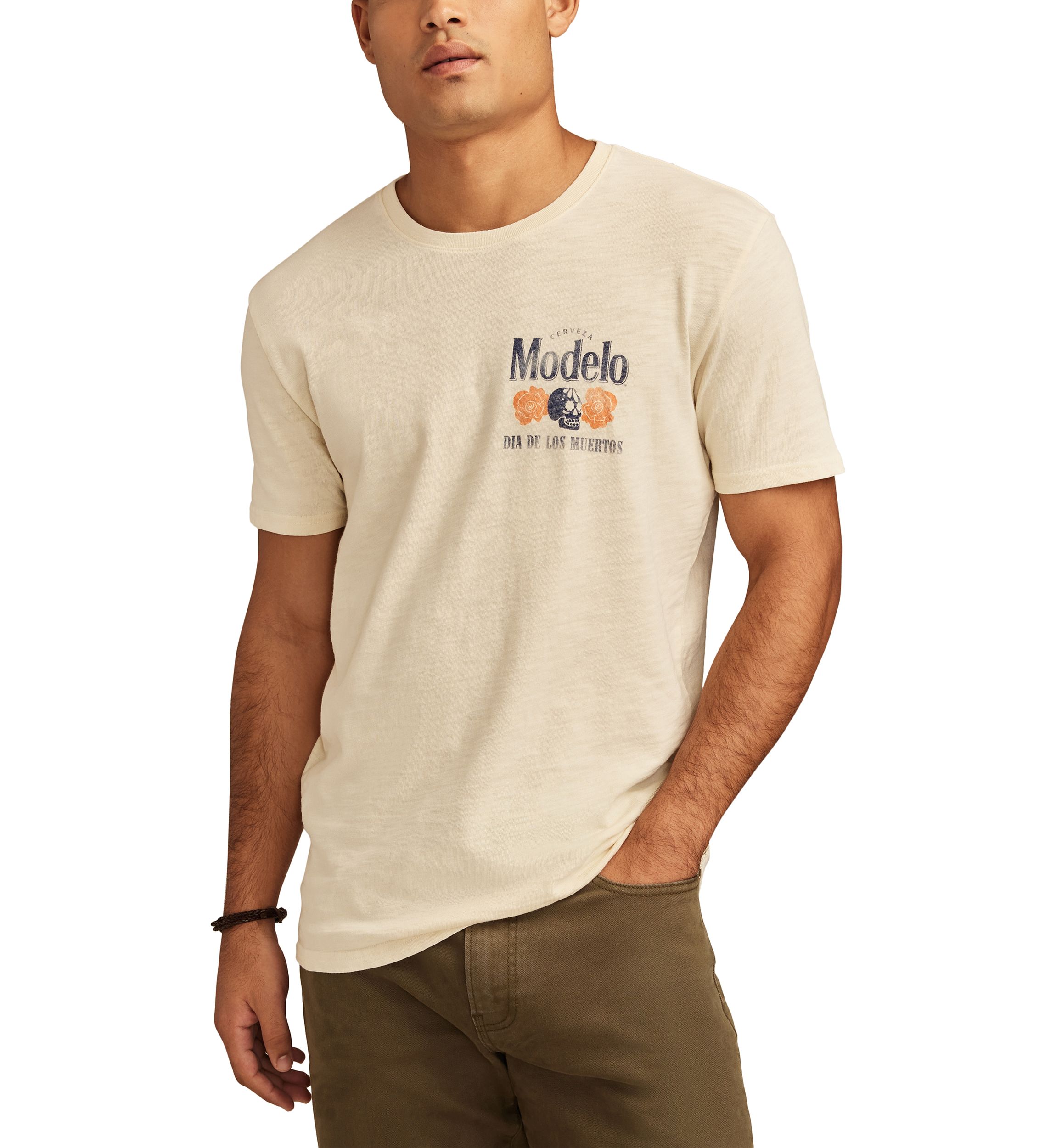 Modelo Raise One Graphic T-Shirt 