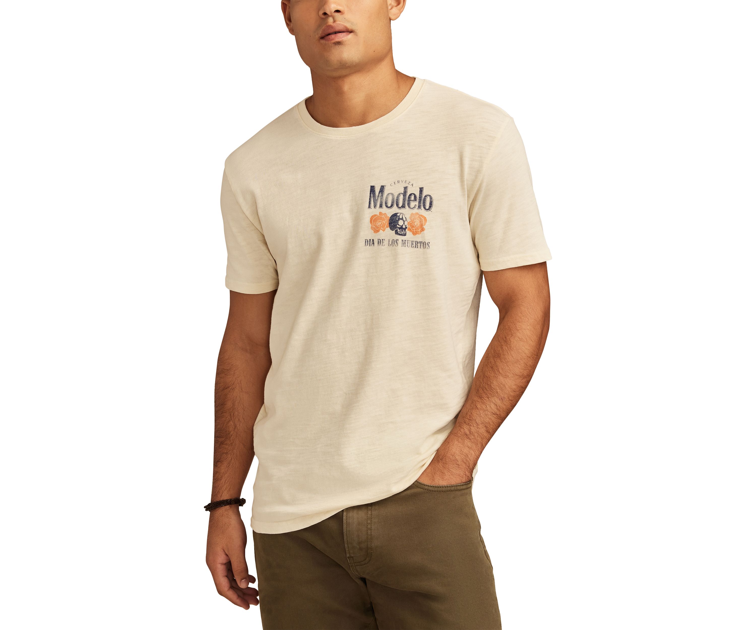 Modelo Raise One Graphic T-Shirt 