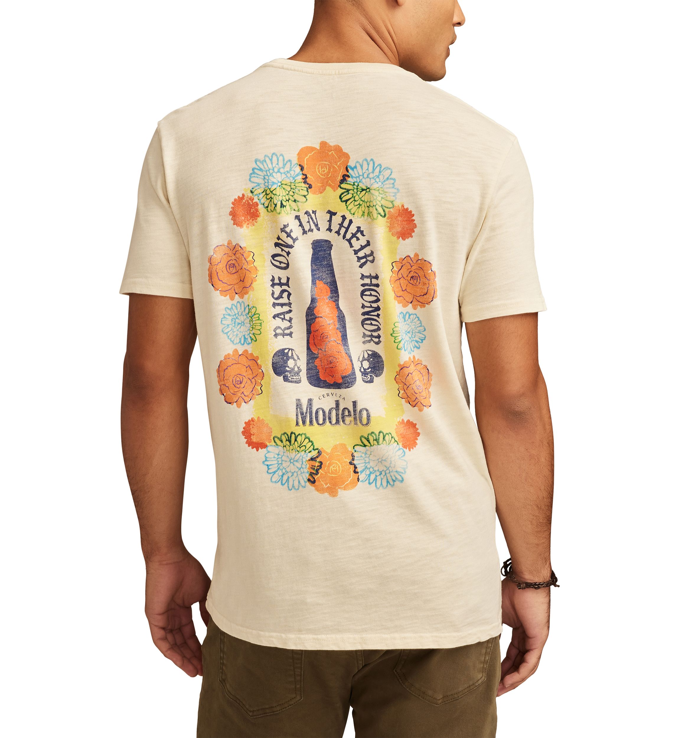 Modelo Raise One Graphic T-Shirt 