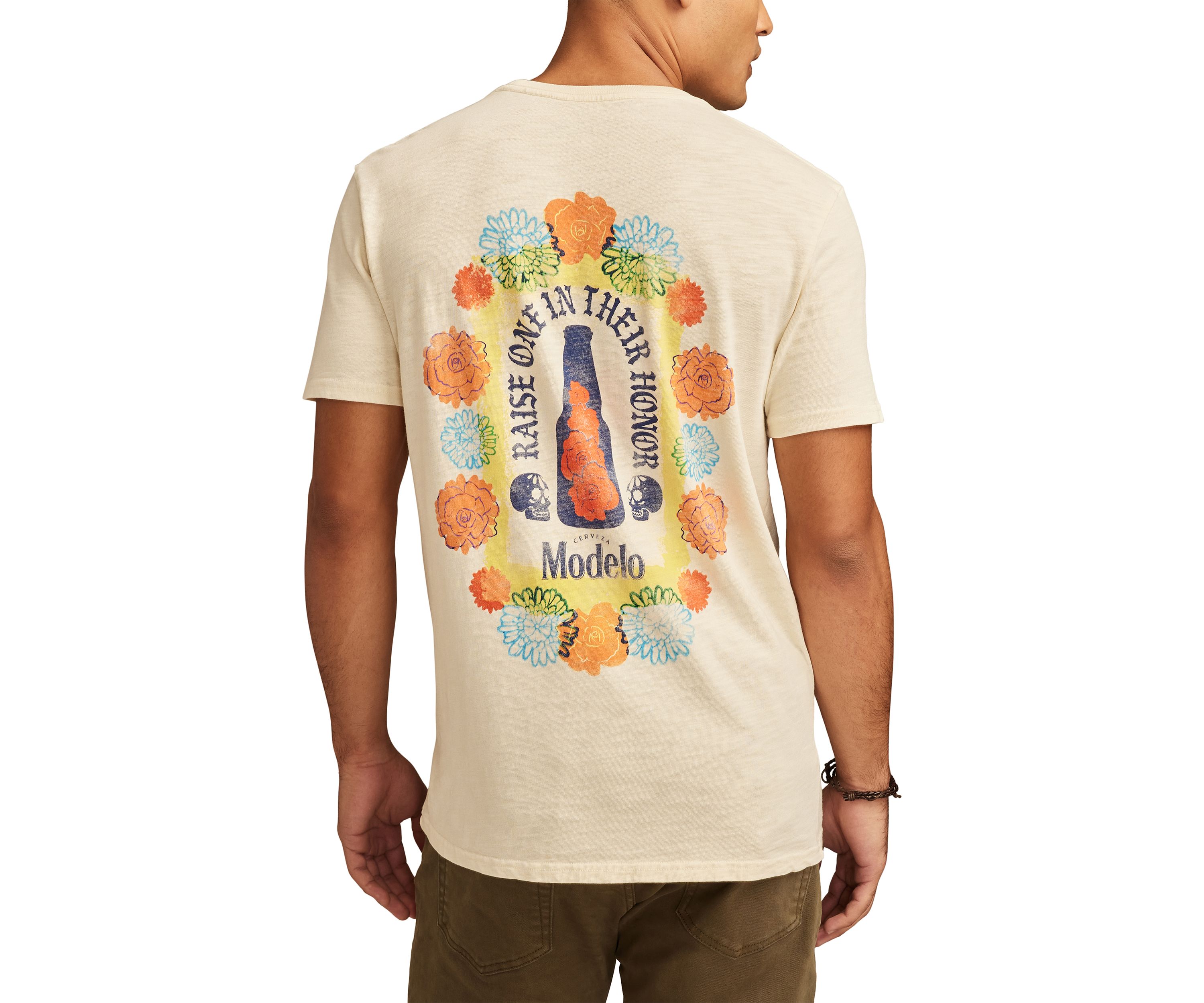 Modelo Raise One Graphic T-Shirt 