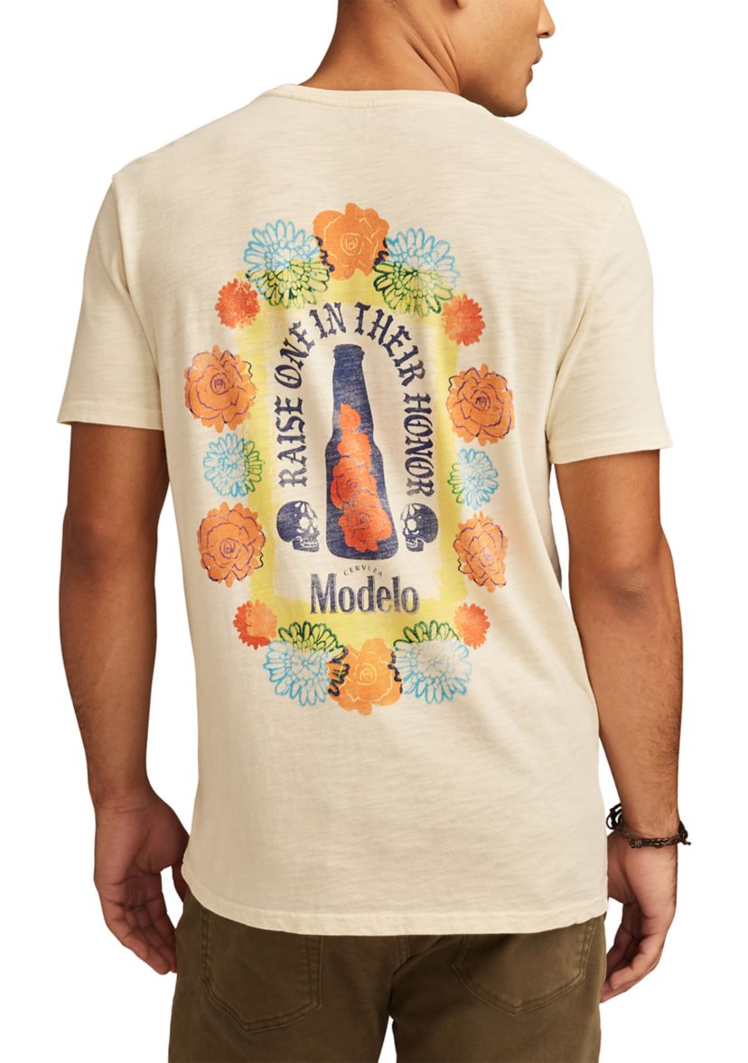 Modelo Raise One Graphic T-Shirt 