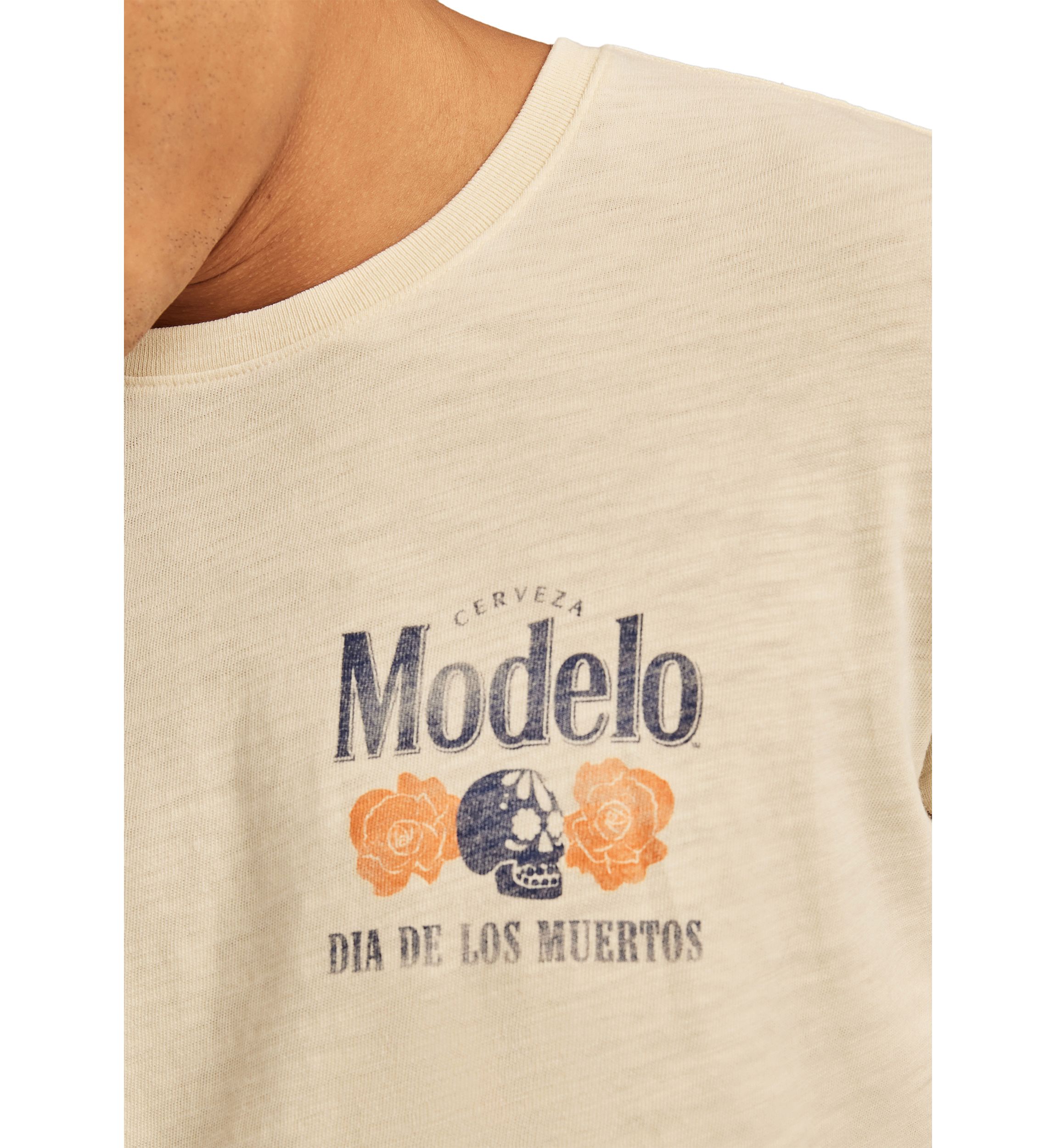 Modelo Raise One Graphic T-Shirt 