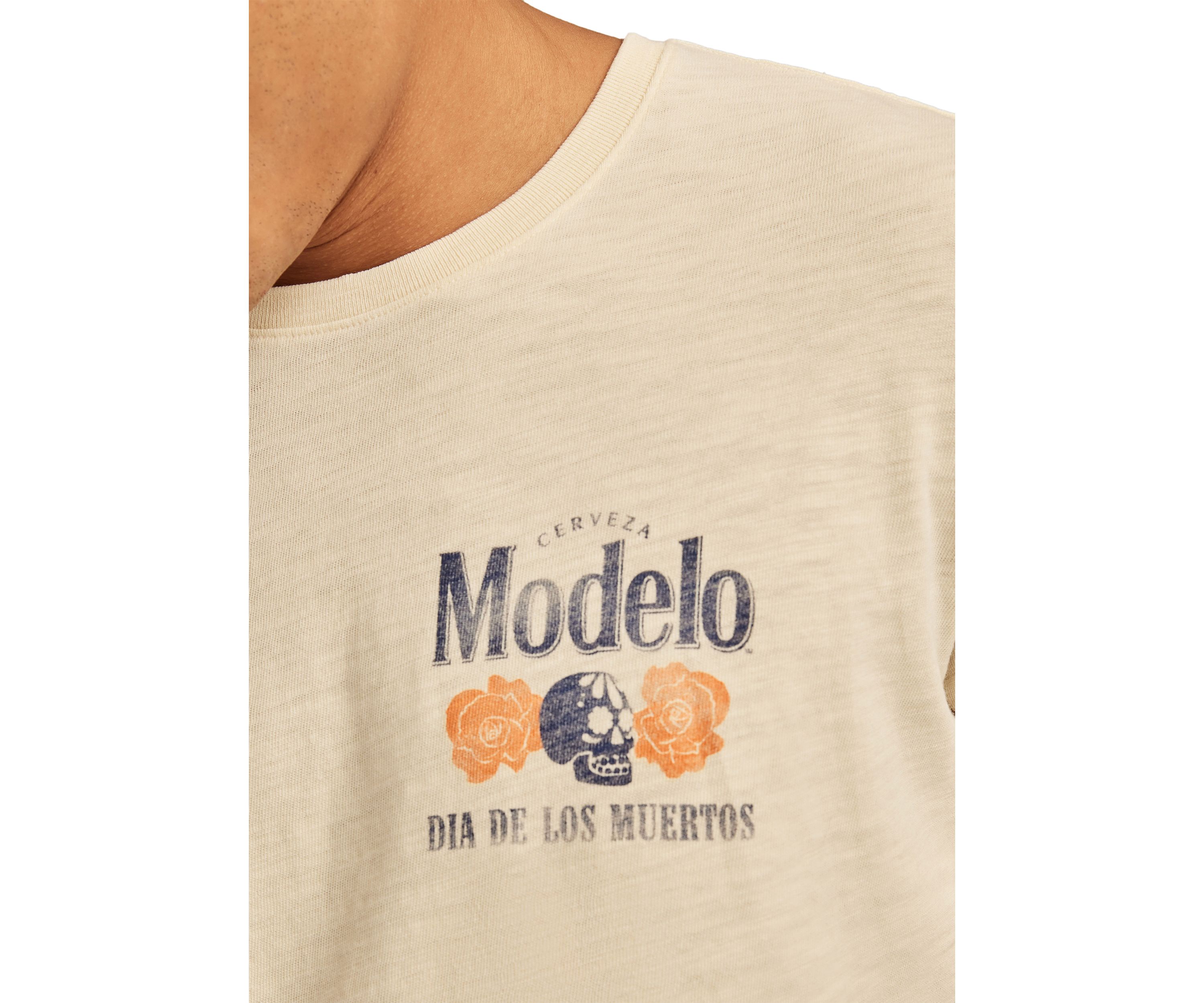 Modelo Raise One Graphic T-Shirt 