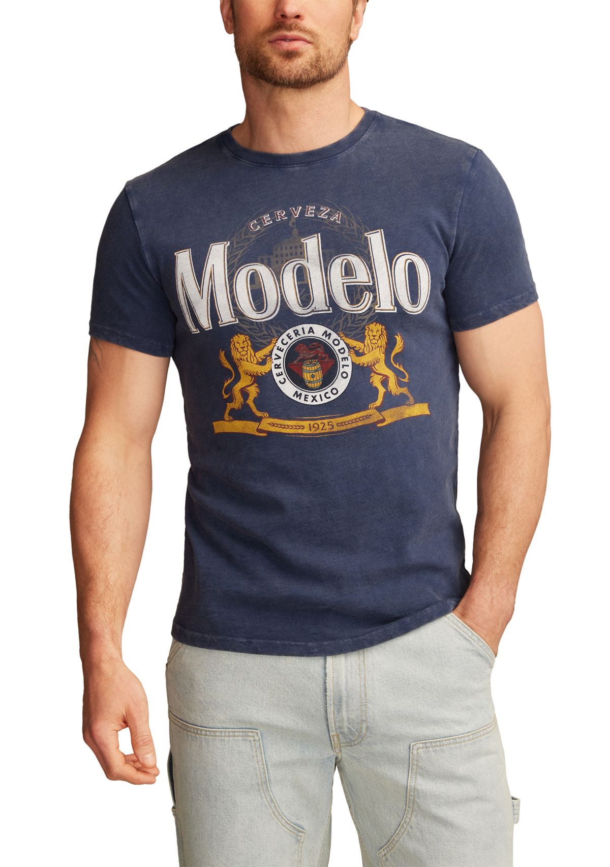 Modelo Logo Graphic T-Shirt