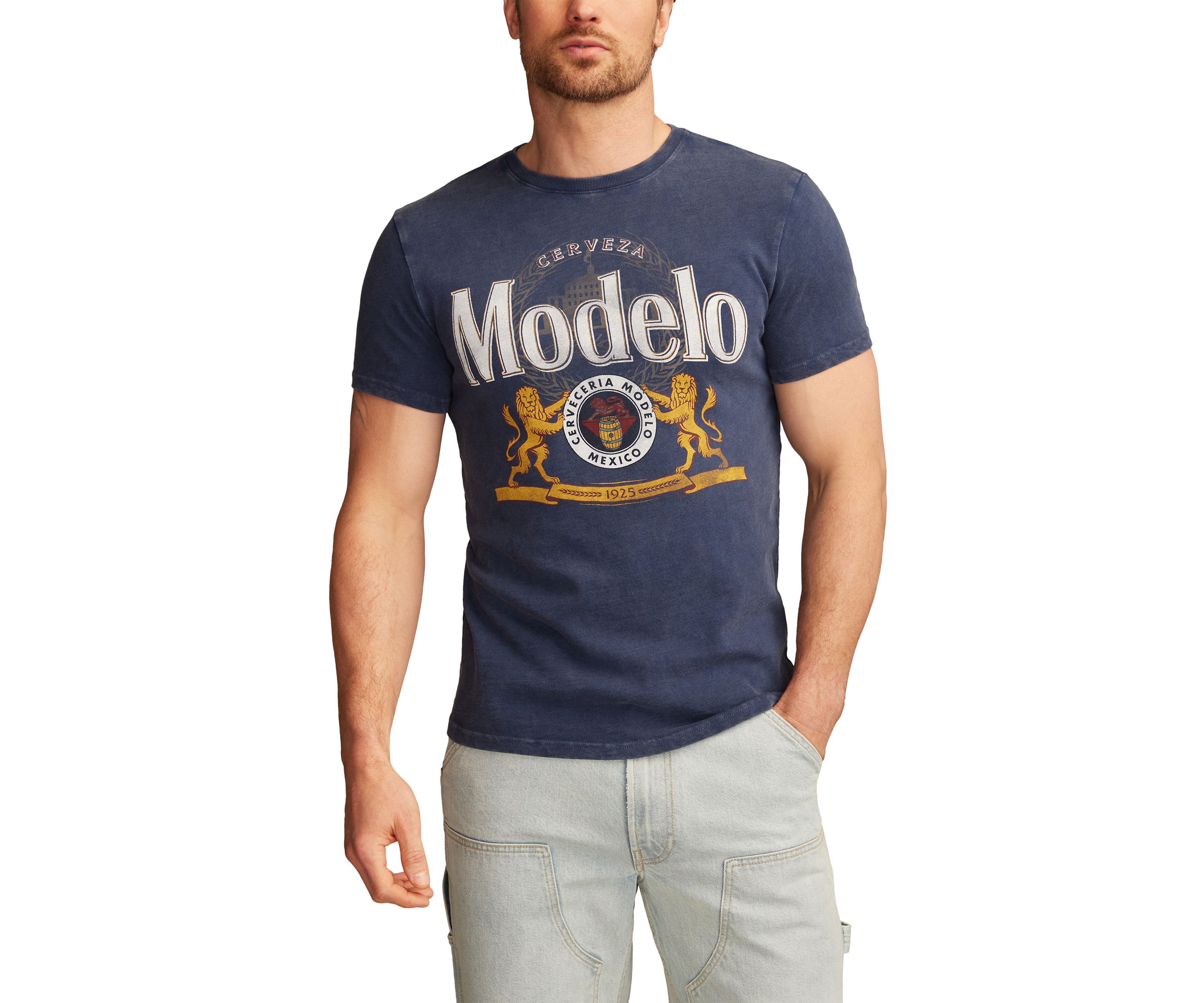 Modelo Logo Graphic T-Shirt